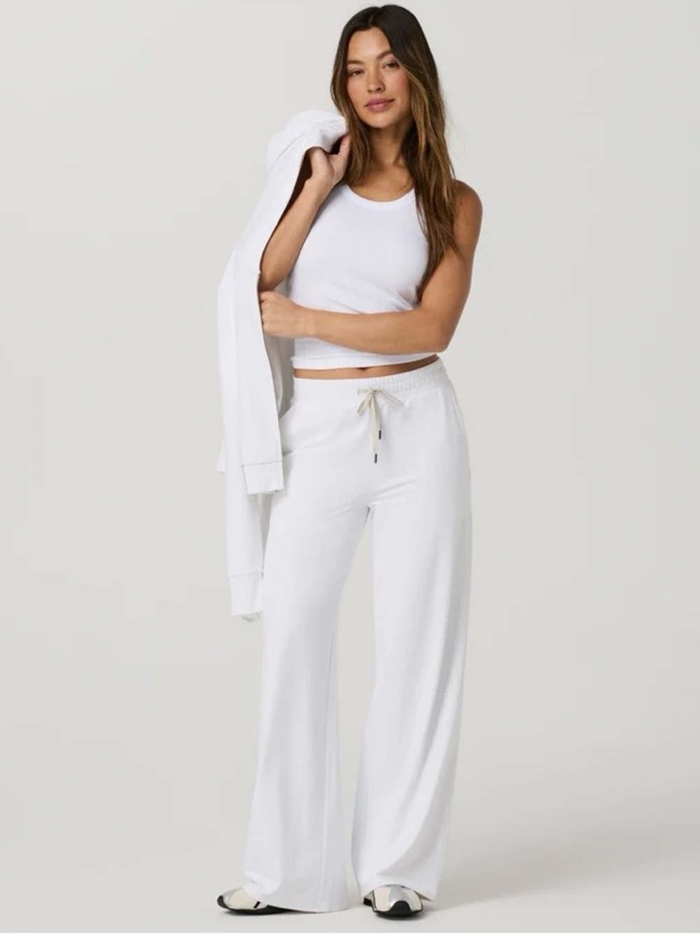 Vuori Halo Essential Wideleg Pant - Short in White, Size XL
